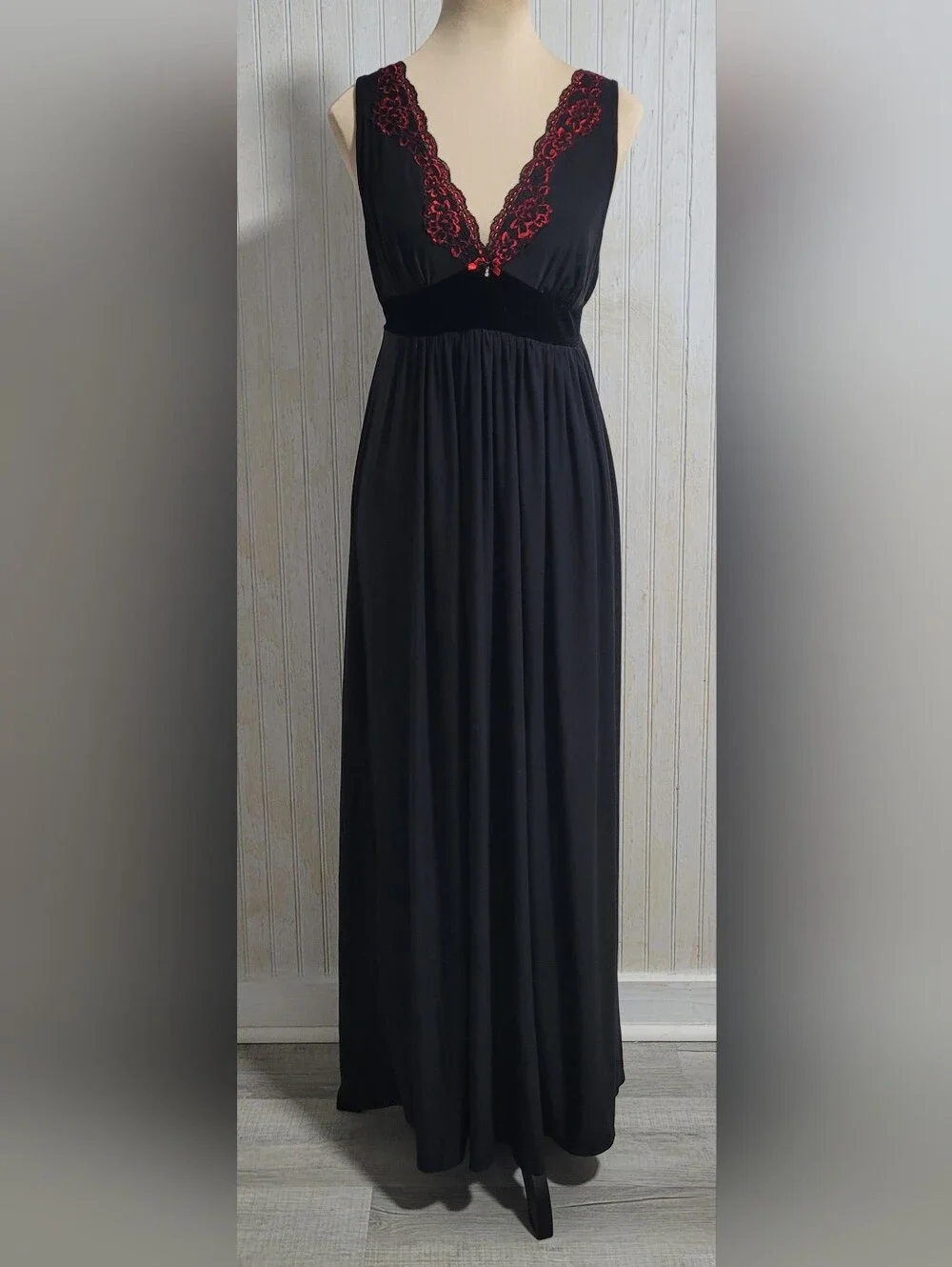 In Bloom by Jonquil Black Red Lace Trim Maxi Nightgown Size Medium EUC